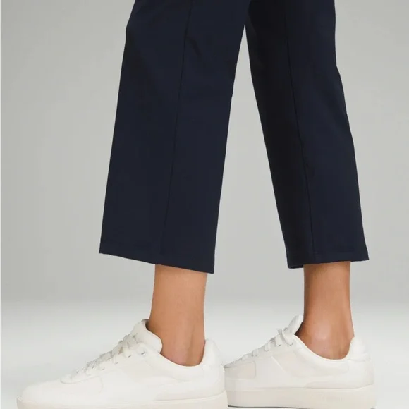 Smooth Fit Pull-On High-Rise Cropped Pant in True Navy Size 6 - Picture 6 of 9